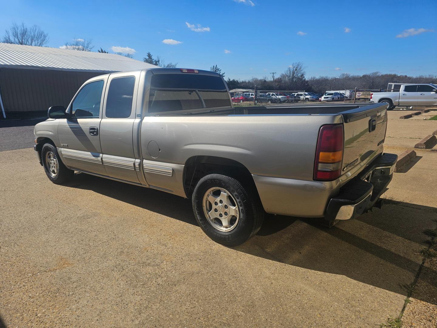 2002 TAN Chevrolet Silverado 1500 Ext. Cab Long Bed 2WD (2GCEC19TX21) with an 5.3L V8 OHV 16V engine, 4-Speed Automatic Overdrive transmission, located at 533 S Seven Points BLVD, Seven Points, TX, 75143, (430) 255-4030, 32.313999, -96.209351 - Photo#3